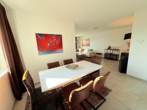 House with garden, fireplace and hot tub