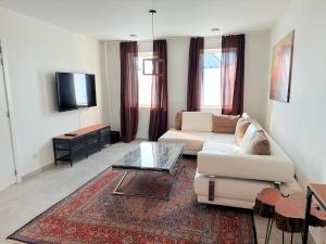 House with garden, fireplace and hot tub