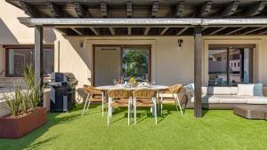 VACATION MARBELLA I Private HEATED Swimming pool, Walking distance to Puerto Banus, Security 24-7, BBQ, WiFi