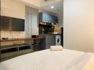 Modern and Comfort Design Studio Room at West Vista Apartment By Travelio