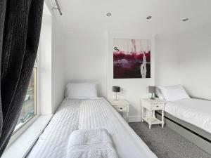 NEW 3 Bed House Sleeps 8 Ideal for Groups, Families & Contractors - Garden & Driveway - Central Location - Amaya 10