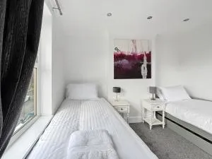 NEW 3 Bed House Sleeps 8 Ideal for Groups, Families & Contractors - Garden & Driveway - Central Location - Amaya 10 - 斯托克罗奇福德