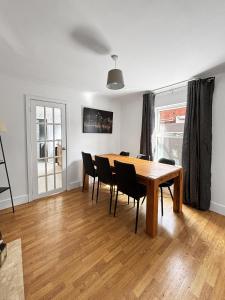 NEW 3 Bed House Sleeps 8 Ideal for Groups, Families & Contractors - Garden & Driveway - Central Location - Amaya 10
