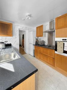 NEW 3 Bed House Sleeps 8 Ideal for Groups, Families & Contractors - Garden & Driveway - Central Location - Amaya 10
