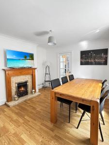 3 Bed House Sleeps 8 Garden & Driveway - Central Location - Amaya 10 - Free Gym Access