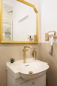 Urban Light Apartment - 3 Main Square - by Upstairs