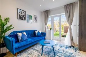 Parking, Yard, BBQ, Chic Apartment Near Wembley - Busheyheath