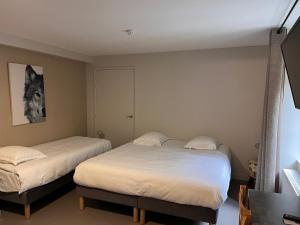 Hotels Hotel du Puy Ferrand , Restaurant La Table de l'Ours : Chambre Triple avec Vue sur la Forêt