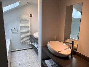Hotels Hotel du Puy Ferrand , Restaurant La Table de l'Ours : photos des chambres