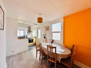 5 bed house near town