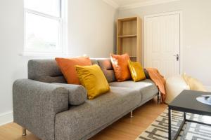 Cambridge 6-Bedroom Riverside Home with Free Parking