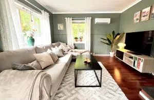 Central and child-friendly house on the sunny side of Farsund - 法尔松