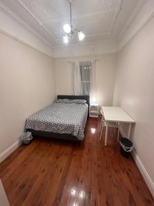 Affordable Queen Room in Convenient Location - EW3