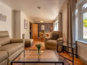 Pass the Keys Charming Home Garden Family-Friendly Telford - Wellington