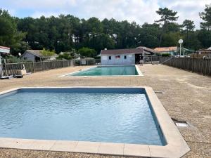 Maisons de vacances Chalet Soulacais avec piscine : photos des chambres