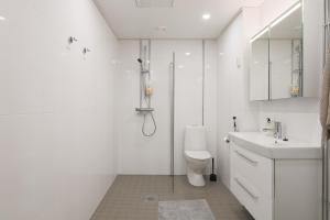 Fredika, modern 1br,Tripla Pasila prime location, parking, train station near
