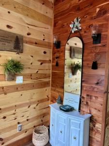 Livin on the Edge Cabin in Albert Pike, Beautiful!