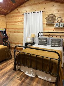 Livin on the Edge Cabin in Albert Pike, Beautiful!