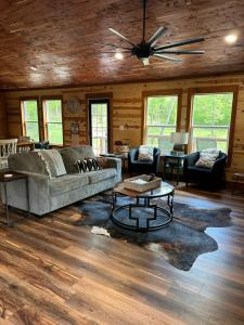 Livin on the Edge Cabin in Albert Pike, Beautiful!