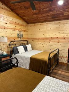 Livin on the Edge Cabin in Albert Pike, Beautiful!