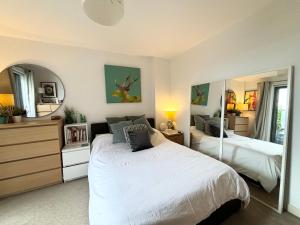 Mid-Century Modern Flat with Panoramic City Views