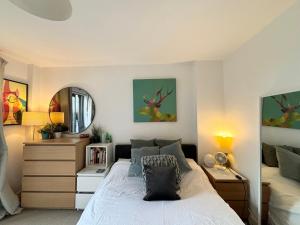 Mid-Century Modern Flat with Panoramic City Views