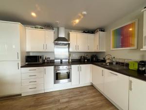 Mid-Century Modern Flat with Panoramic City Views