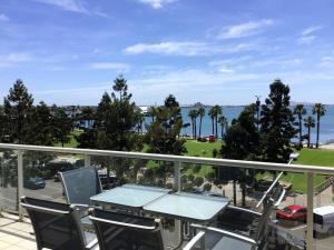 THE WATERFRONT APARTMENTS Family Executive Apartment with Bay Views located on the Geelong Waterfront - 2407