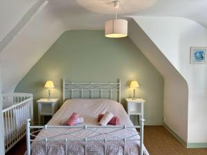 Pretty charming Breton cottage for 4 people