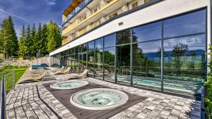 Złoty Horyzont VIP - główny budynek - z basenem, siłownią, grotą solną, bawialnią i restauracją by Royal Aparts