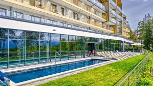 Złoty Horyzont VIP - główny budynek - z basenem, siłownią, grotą solną, bawialnią i restauracją by Royal Aparts