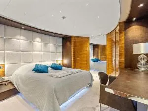 Trackside superyacht VIP Cabin - TIAMAT - Monte Carlo