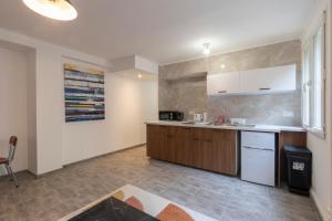 Cabana & Le Carrefour Lyonnais - Metro 5 min