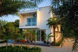 ELIVAAS AdhiVa 5-BHK Farmhouse with Private Pool, Bar & Lush Garden