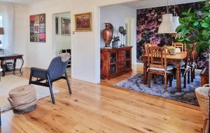 3 Bedroom Cozy Home In Alingsås