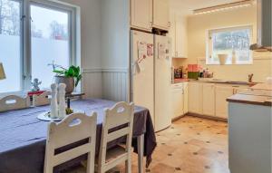 3 Bedroom Cozy Home In Alingsås