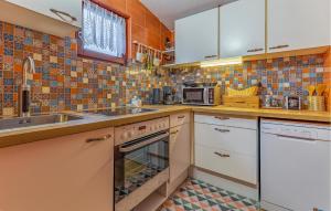 2 Bedroom Gorgeous Apartment In Medulin 
