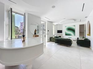 Modern 5-bedroom villa with swimming pool in Cannes