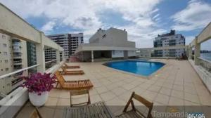 Pé na areia com piscina