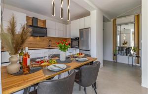 2 Bedroom Lovely Apartment In Pula 