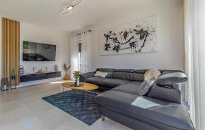 2 Bedroom Lovely Apartment In Pula 