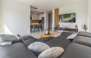 2 Bedroom Lovely Apartment In Pula 