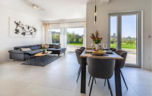 2 Bedroom Lovely Apartment In Pula 