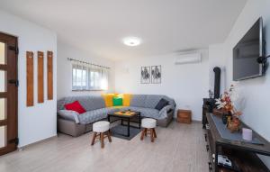 2 Bedroom Cozy Home In Pula 