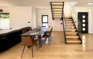 Amazing Home In Liznjan 