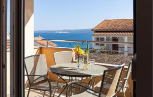 Gorgeous Apartment In Duce With Wifi