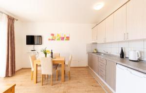 Gorgeous Apartment In Duce With Wifi