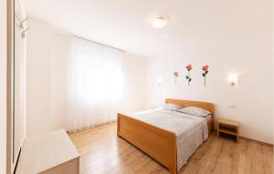 Gorgeous Apartment In Duce With Wifi