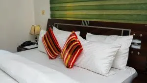 Trendy Inn Sutes - Ogijo