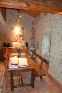 Appartements Mas en pierre XIXe, piscine et grande propriete, atelier ceramique et poterie : photos des chambres